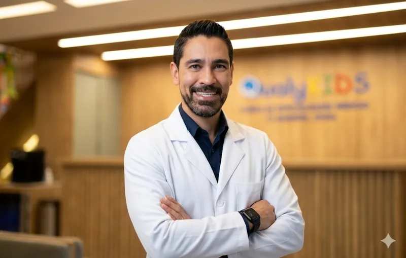 Dr. Carlos Renato Yatuhara na recepção da clínica Qualykids